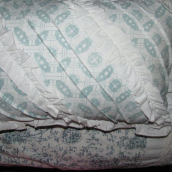 QUEEN SIZE DUVET COVER WITH 2 QN. SHAMS, 2 DECOR PILLOWS AND 2 SQ. PILLOW SHAMS - Picture 10 of 12